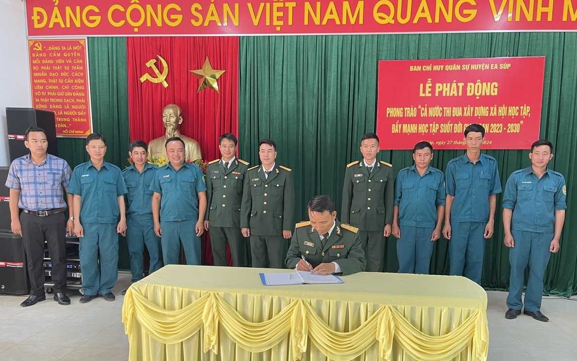 Đồng chí Trung tá Nguyễn Văn Thế - Phó Chỉ tịch Hội đồng thi đua, khen thưởng LLVT huyện ký ghi nhận phong trào thi đua